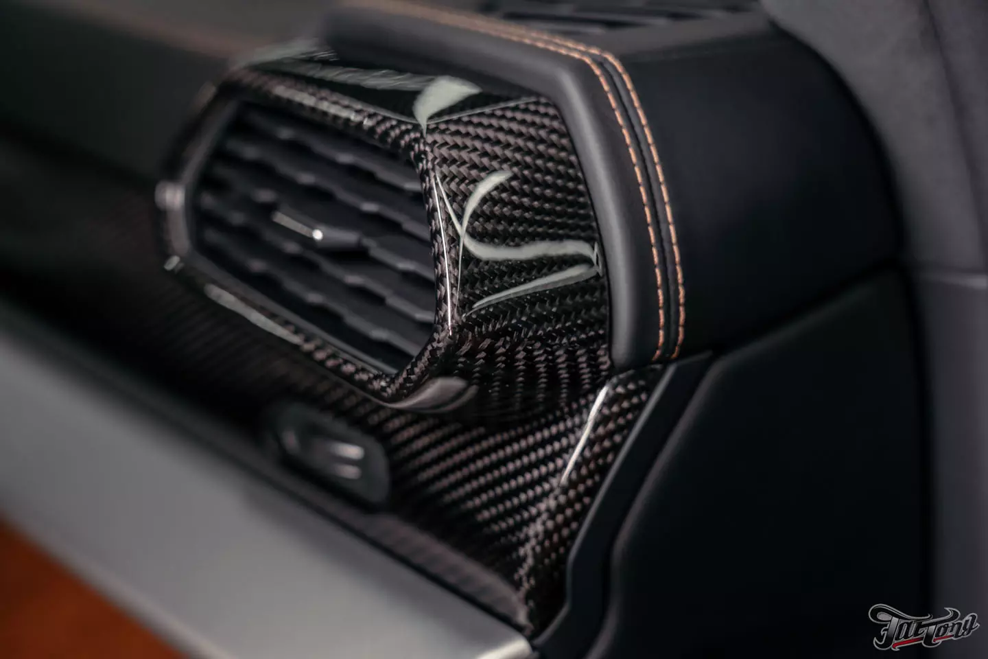 Ламинация элементов салона карбоном в шикарном Lamborghini Urus